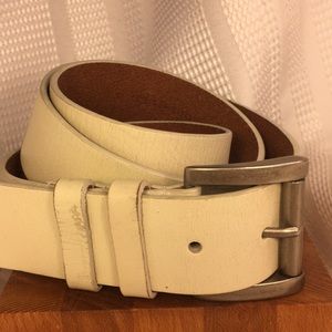 White leather belt hardly worn, great find!